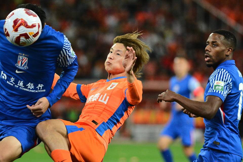 参赛队员全情投入，争胜拼搏(参赛队员全情投入,争胜拼搏的句子)