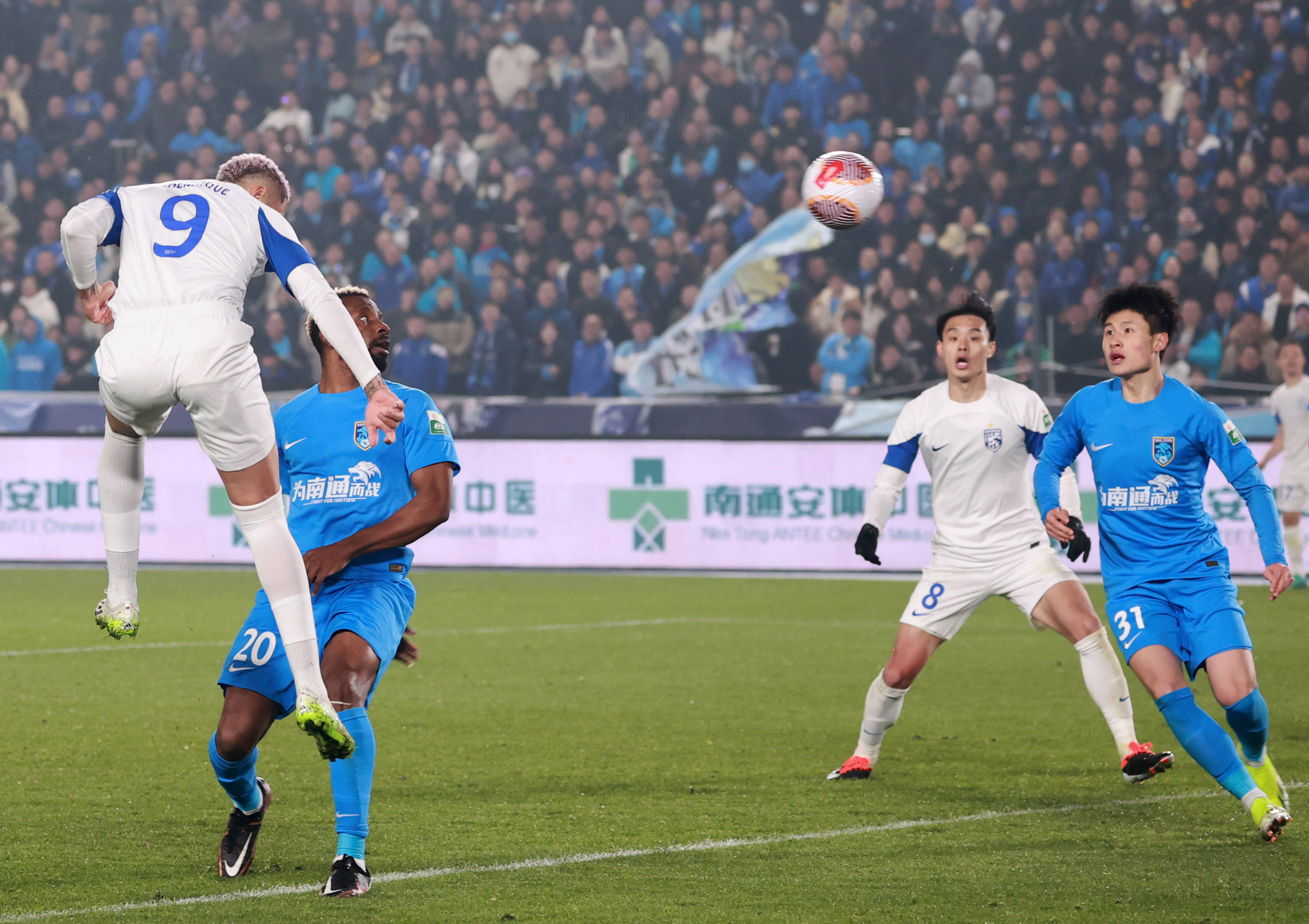 杏彩体育中国官网-足球联赛选手实力对决，体育风云再起(足球联赛选手实力对决,体育风云再起是谁)