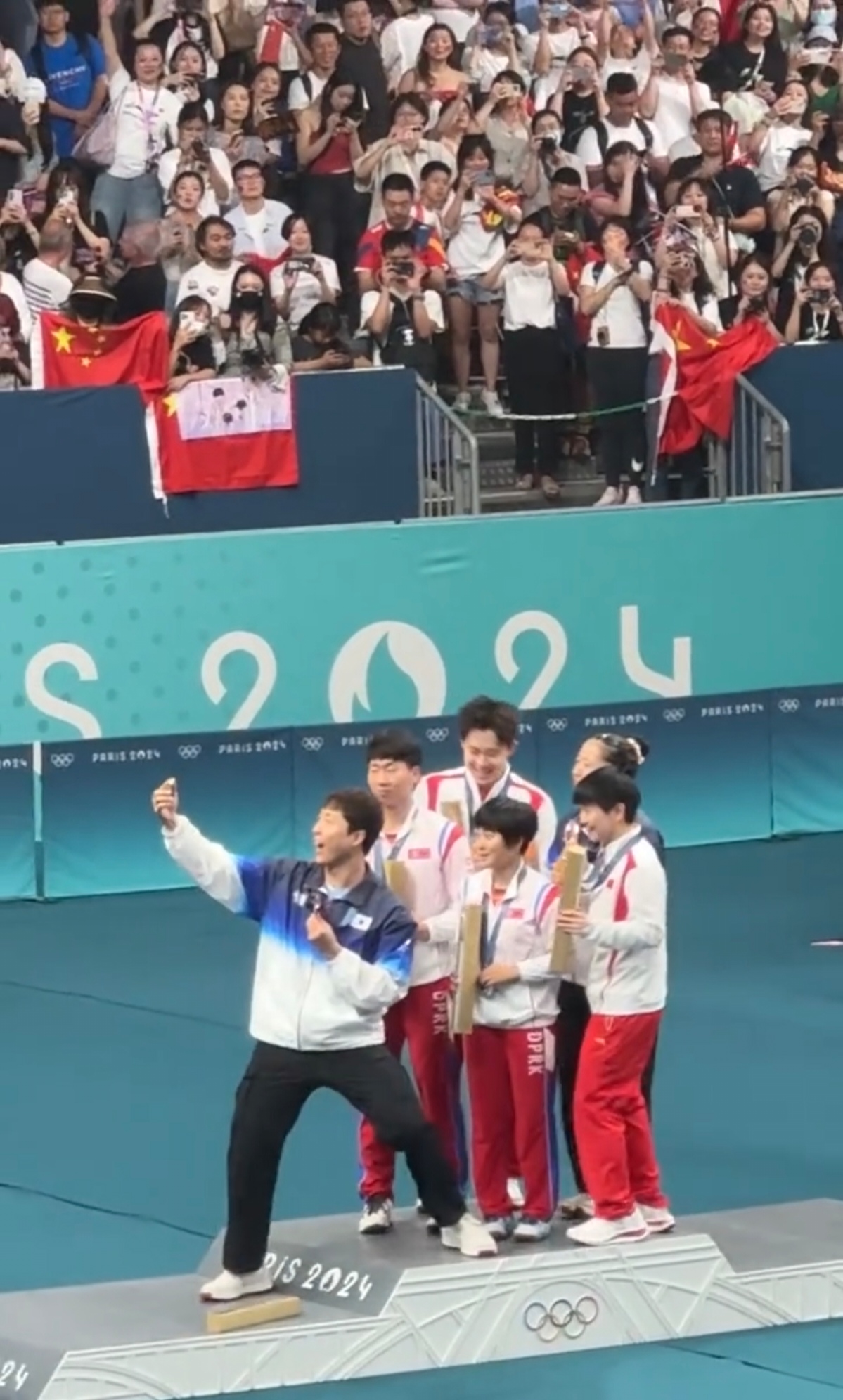 双方球队在比赛中展现出色的默契配合(双方球队在比赛中展现出色的默契配合英语)