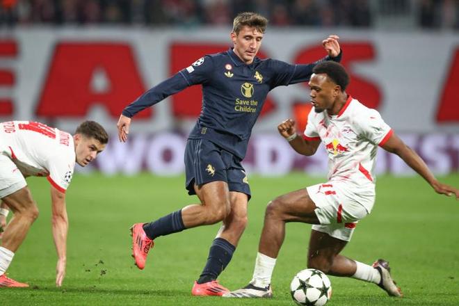 杏彩体育app-马德里竞技球员亮相，那不勒斯稳操胜券