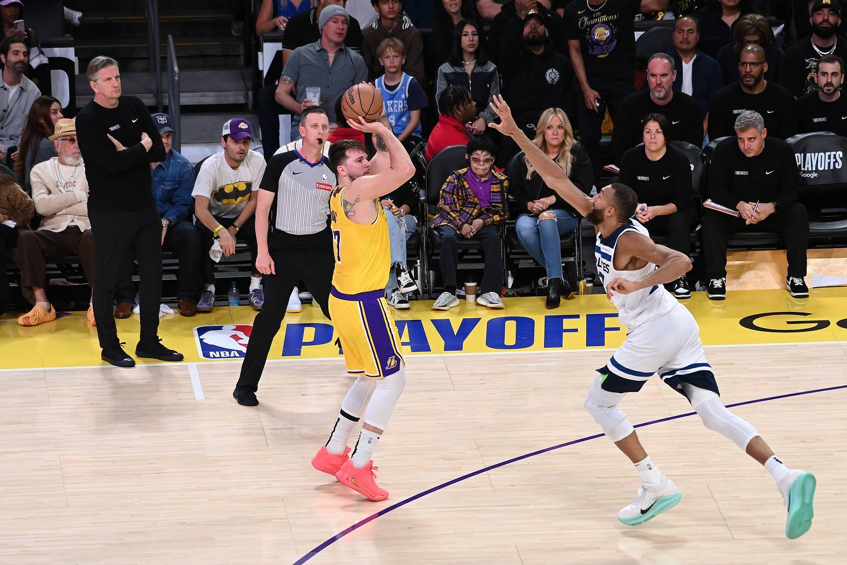 开拓者主场大胜湖人,豪取胜利 开拓者主场大胜湖人,豪取胜利