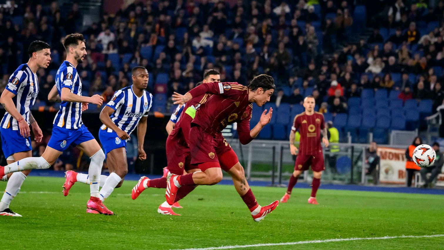 罗马队在比赛中展现出色,战胜对手晋级 罗马队在比赛中展现出色,战胜对手晋级