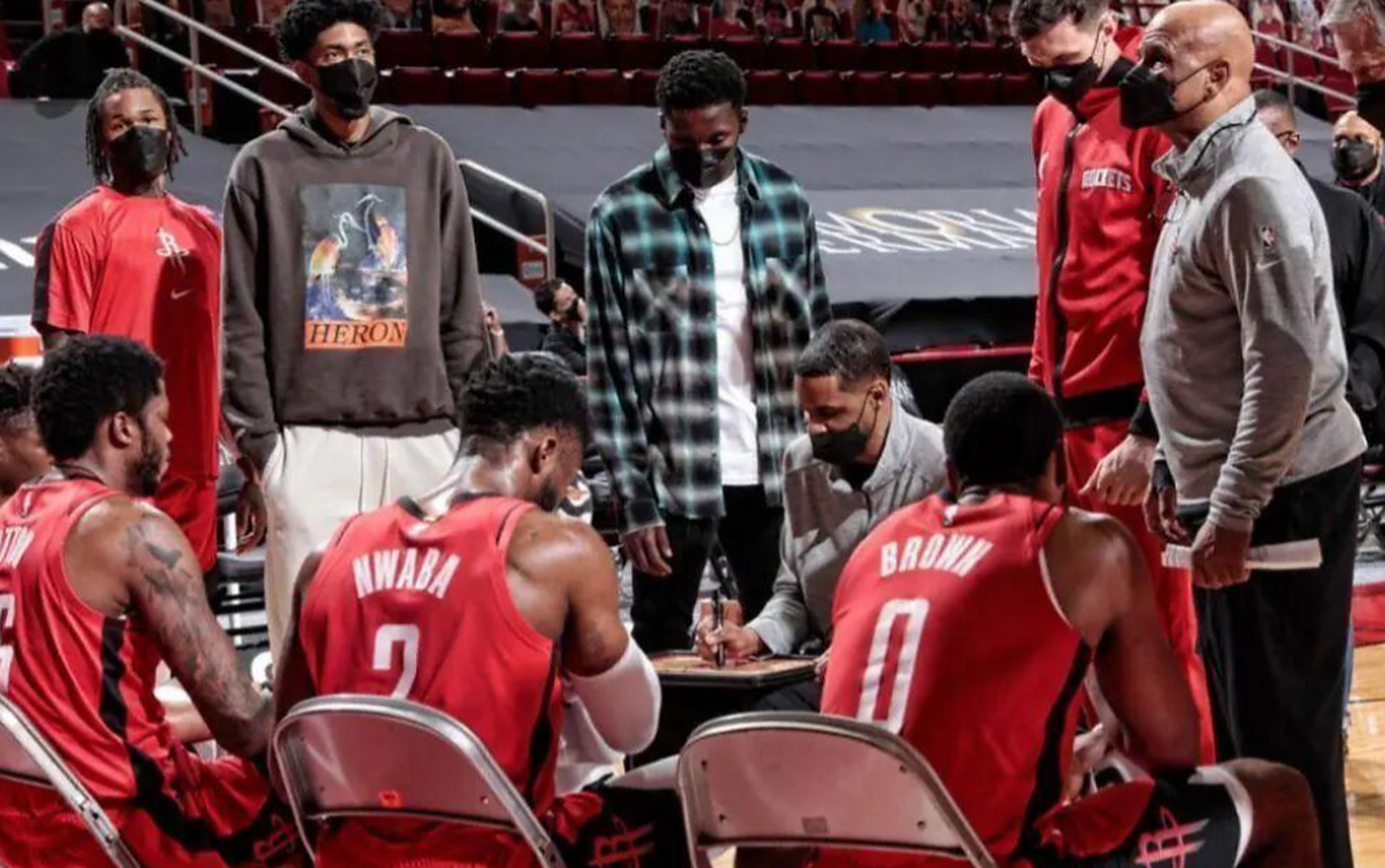 火箭换帅!队员们起哄挺新教练的简单介绍 火箭换帅!队员们起哄挺新教练的简单介绍