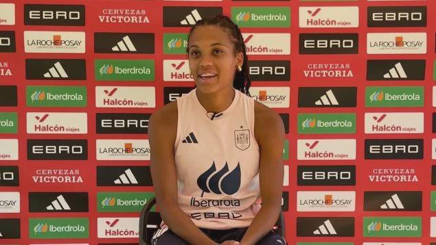 足球女神:女足球员登上冠军宝座 足球女神:女足球员登上冠军宝座