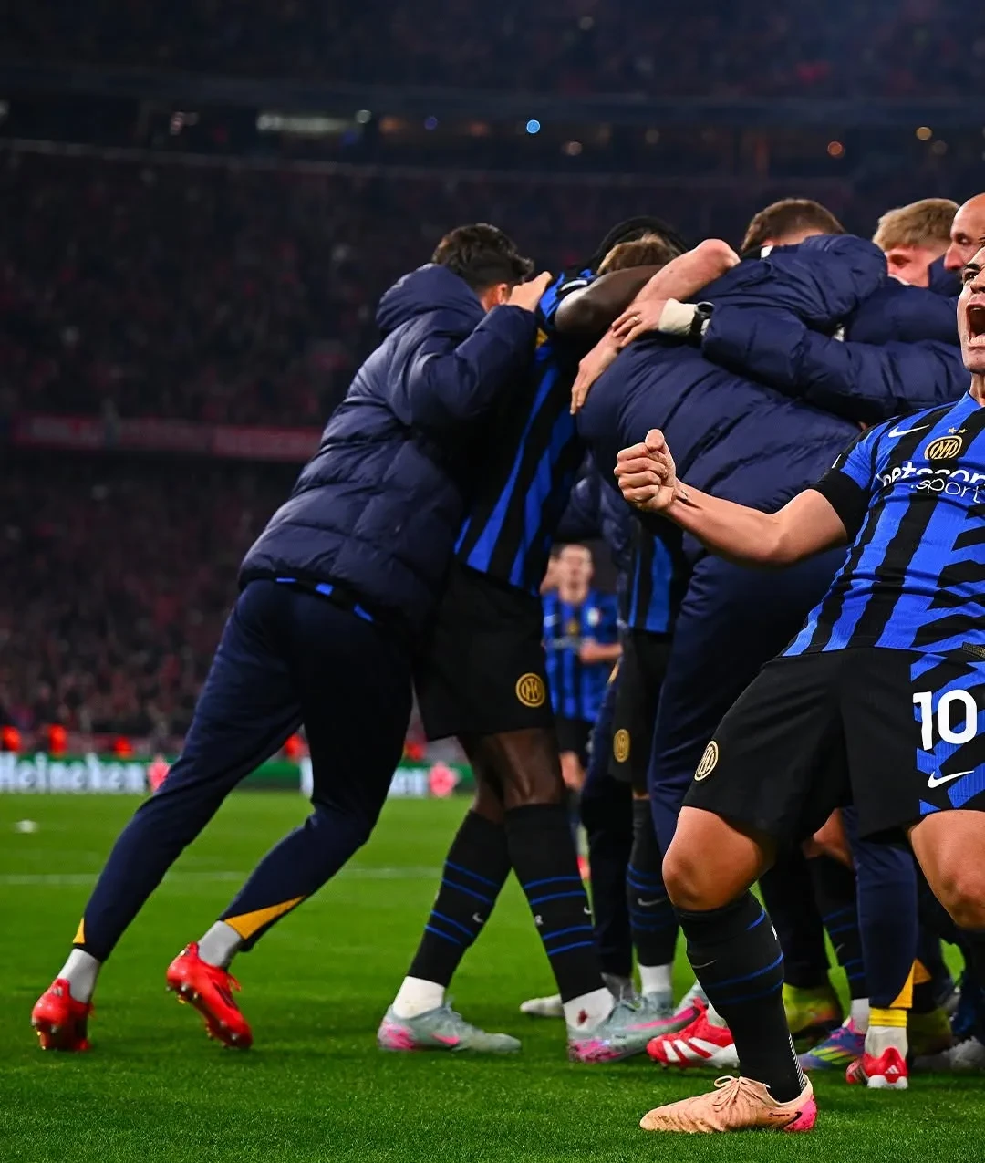 包含拜仁慕尼黑客场战胜皇马，豪取分的词条