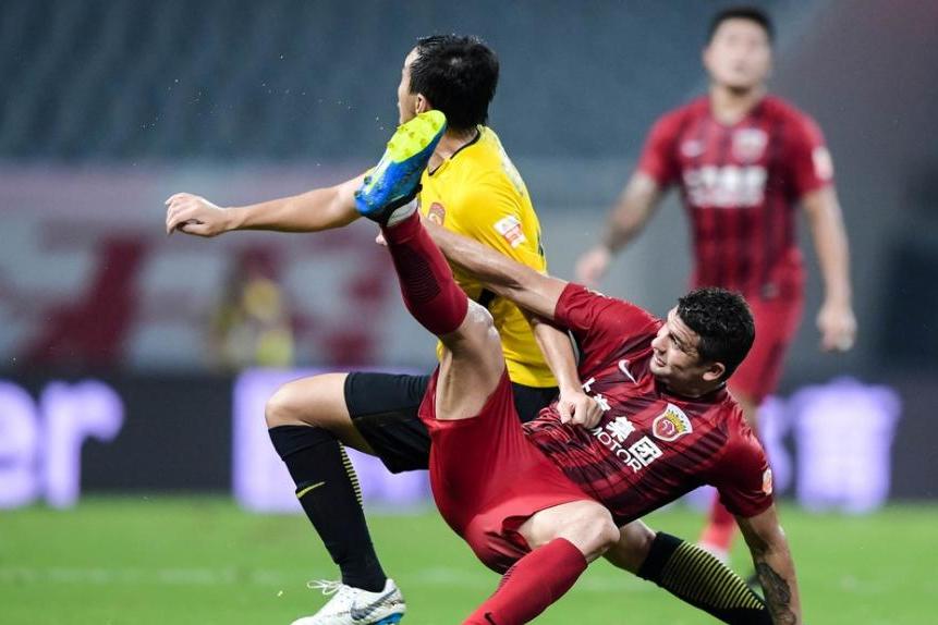 上港大胜华夏幸福，领跑积分榜