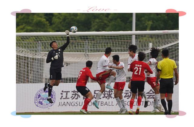 精彩的足球比赛掀起观赏狂潮