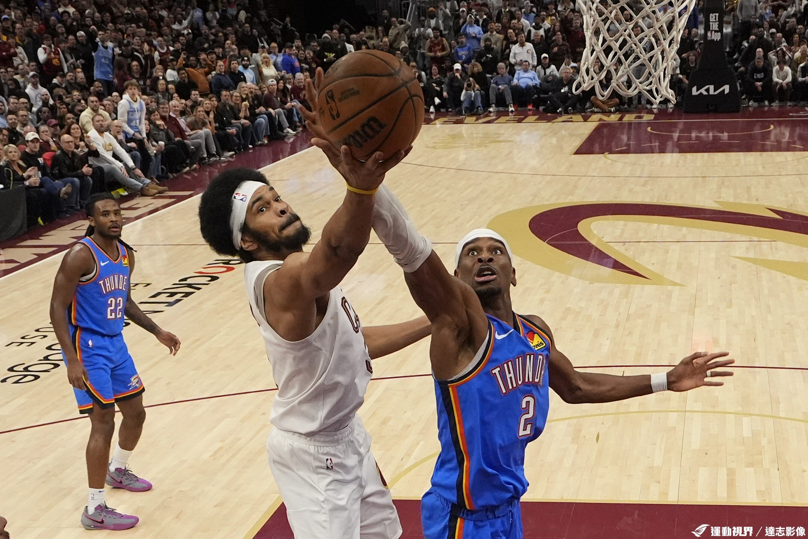 顶级篮球对决带来了多个惊人瞬间,精彩纷呈 顶级篮球对决带来了多个惊人瞬间,精彩纷呈