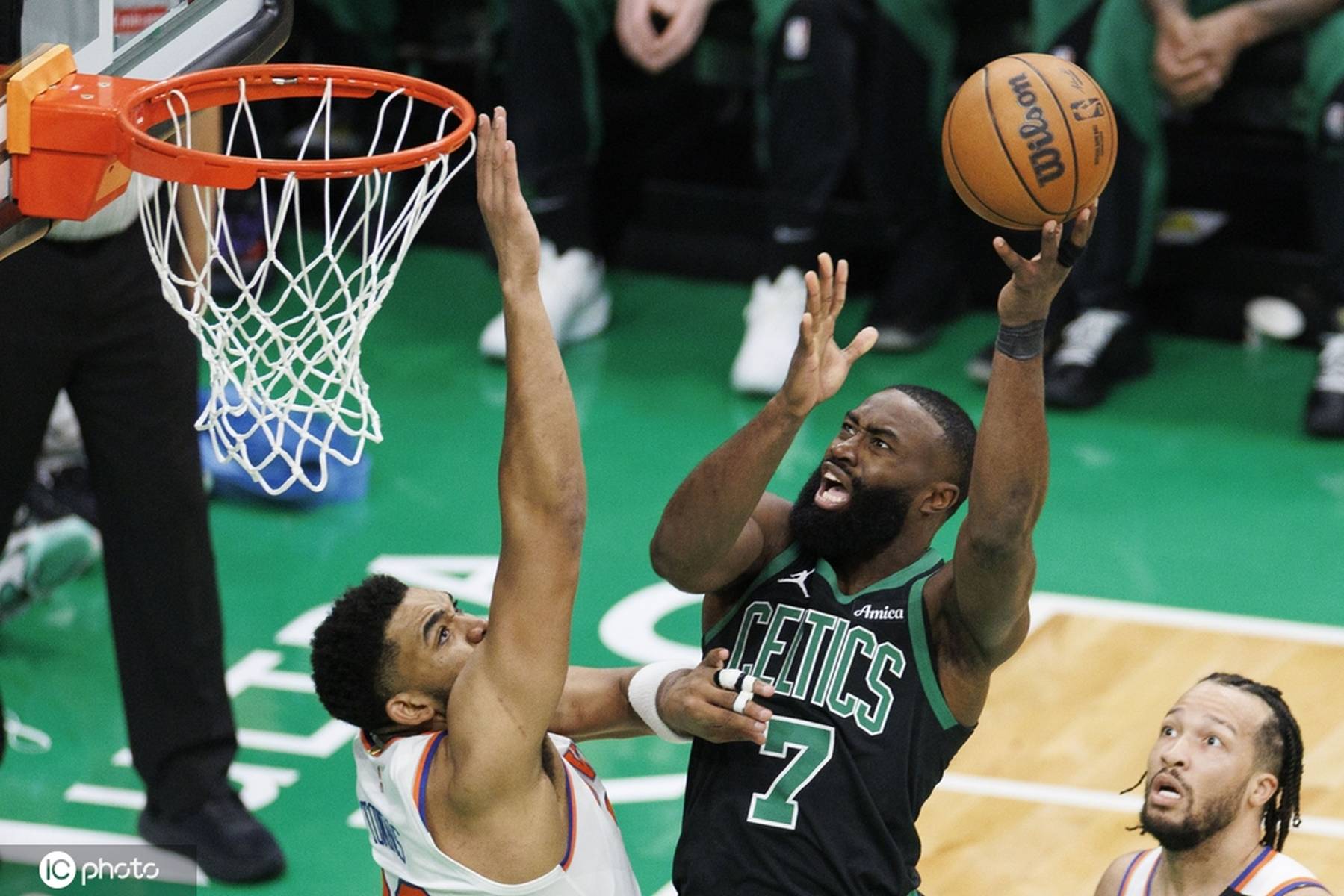 杏彩体育官方登录入口-决胜一击！职业篮球赛场上紧张刺激的比赛