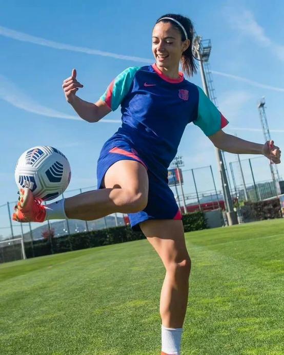 关于体坛里,女足球运动员们奋力拼搏的信息 关于体坛里,女足球运动员们奋力拼搏的信息