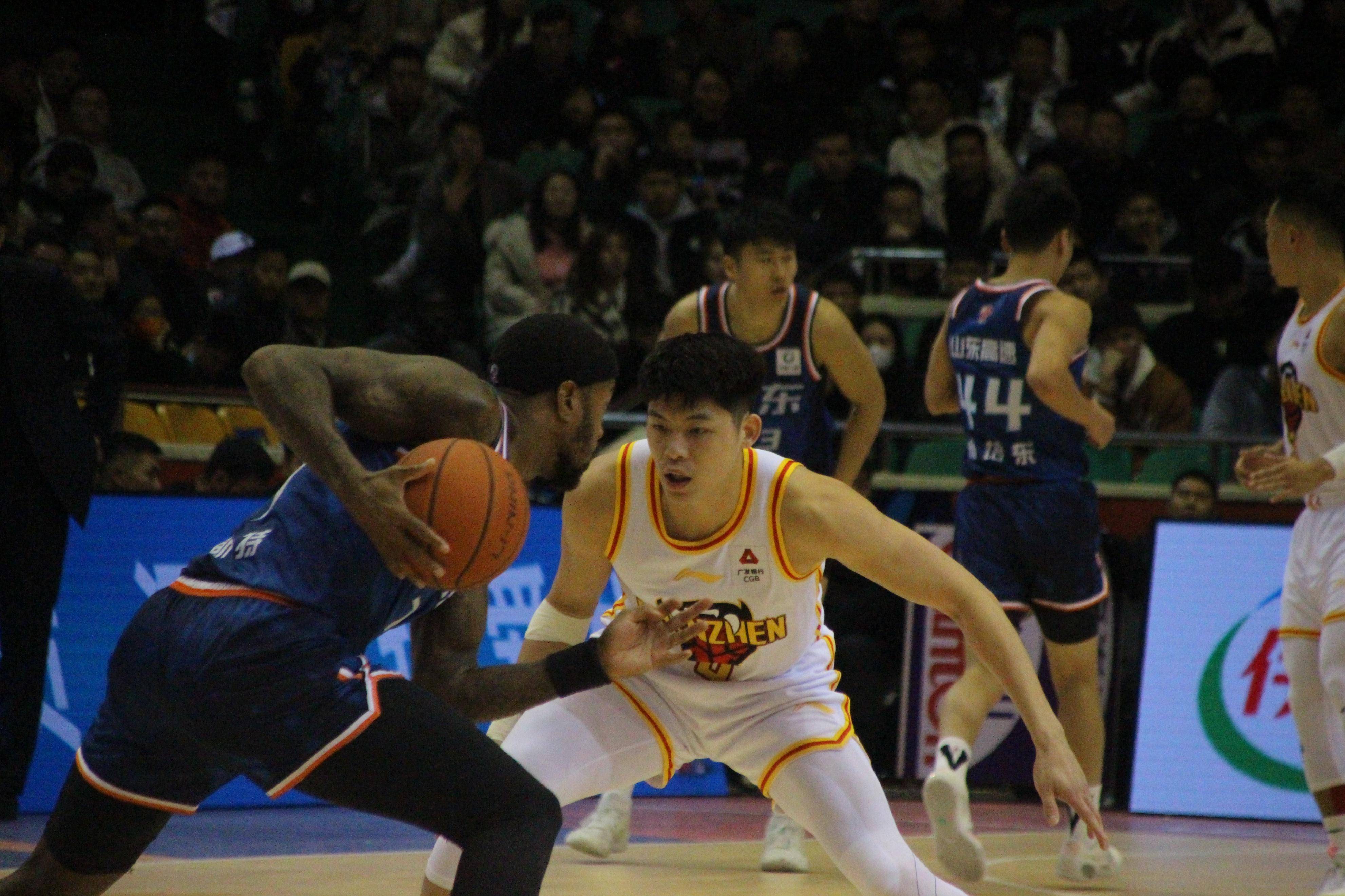 山东男篮在主场赢得比赛，全队合力