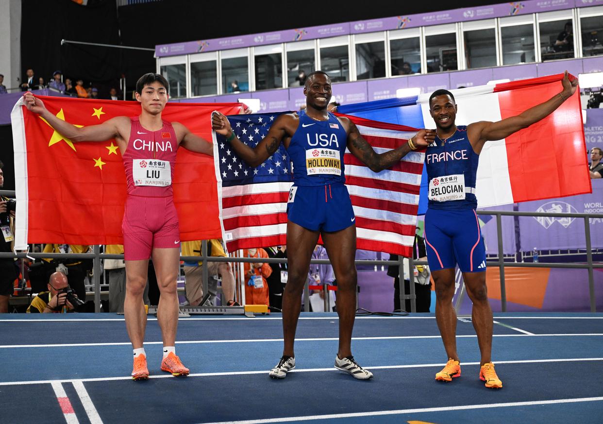 美国田径选手登顶领奖台,霸气夺冠 美国田径选手登顶领奖台,霸气夺冠