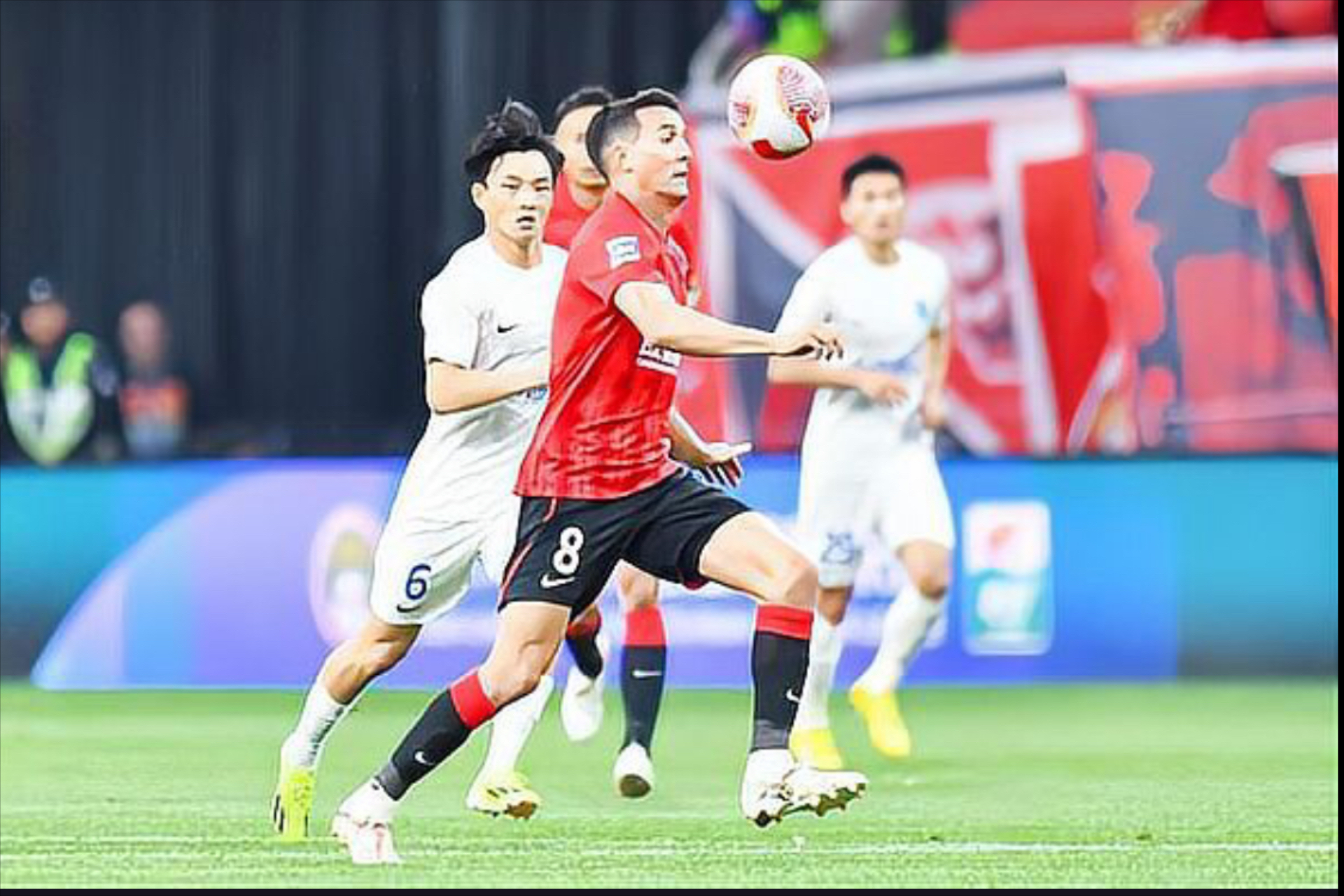 包含激战即将打响，全城球迷共同见证荣耀的词条