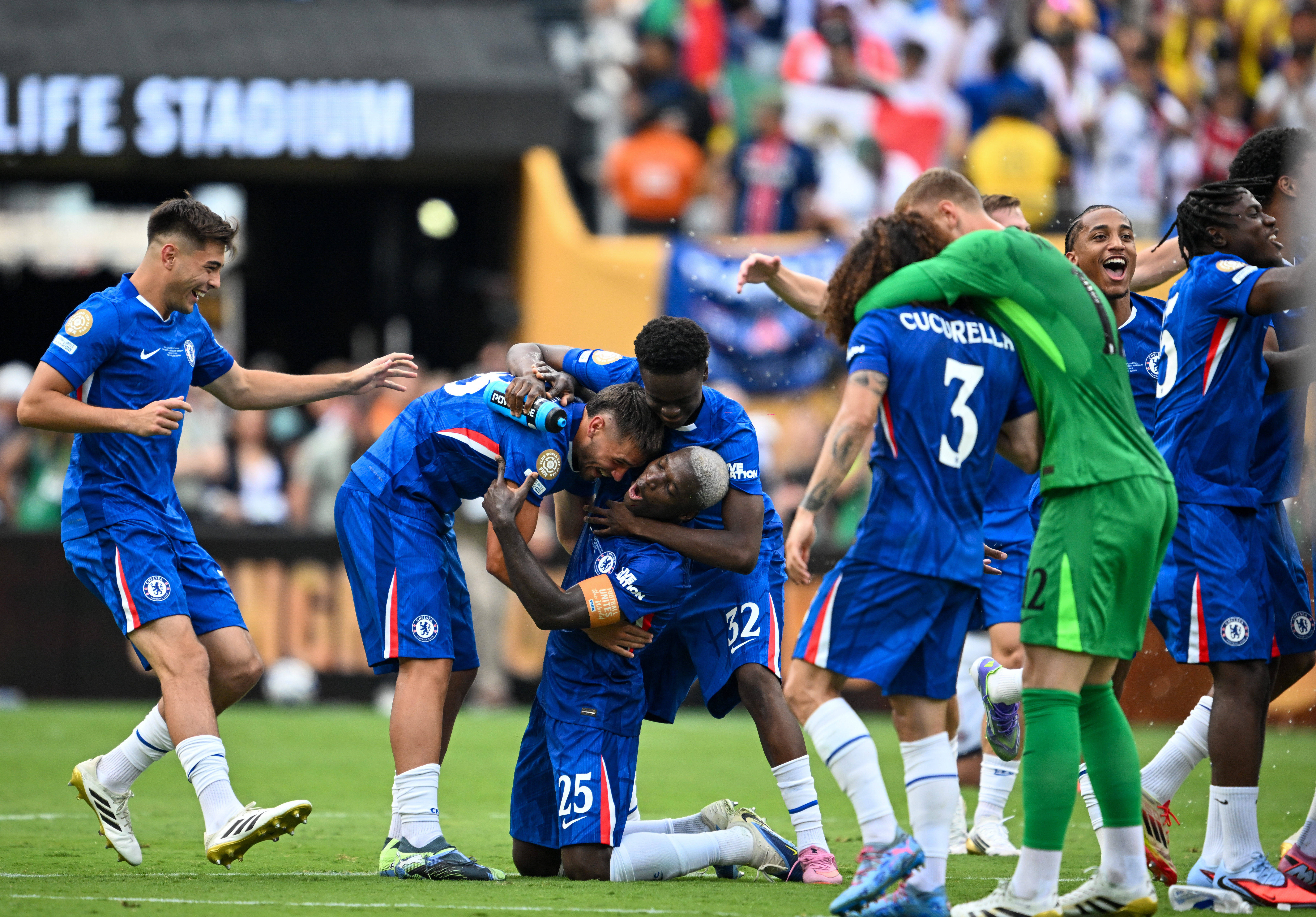 包含切尔西主场大胜巴塞罗那，欧冠门票在望的词条